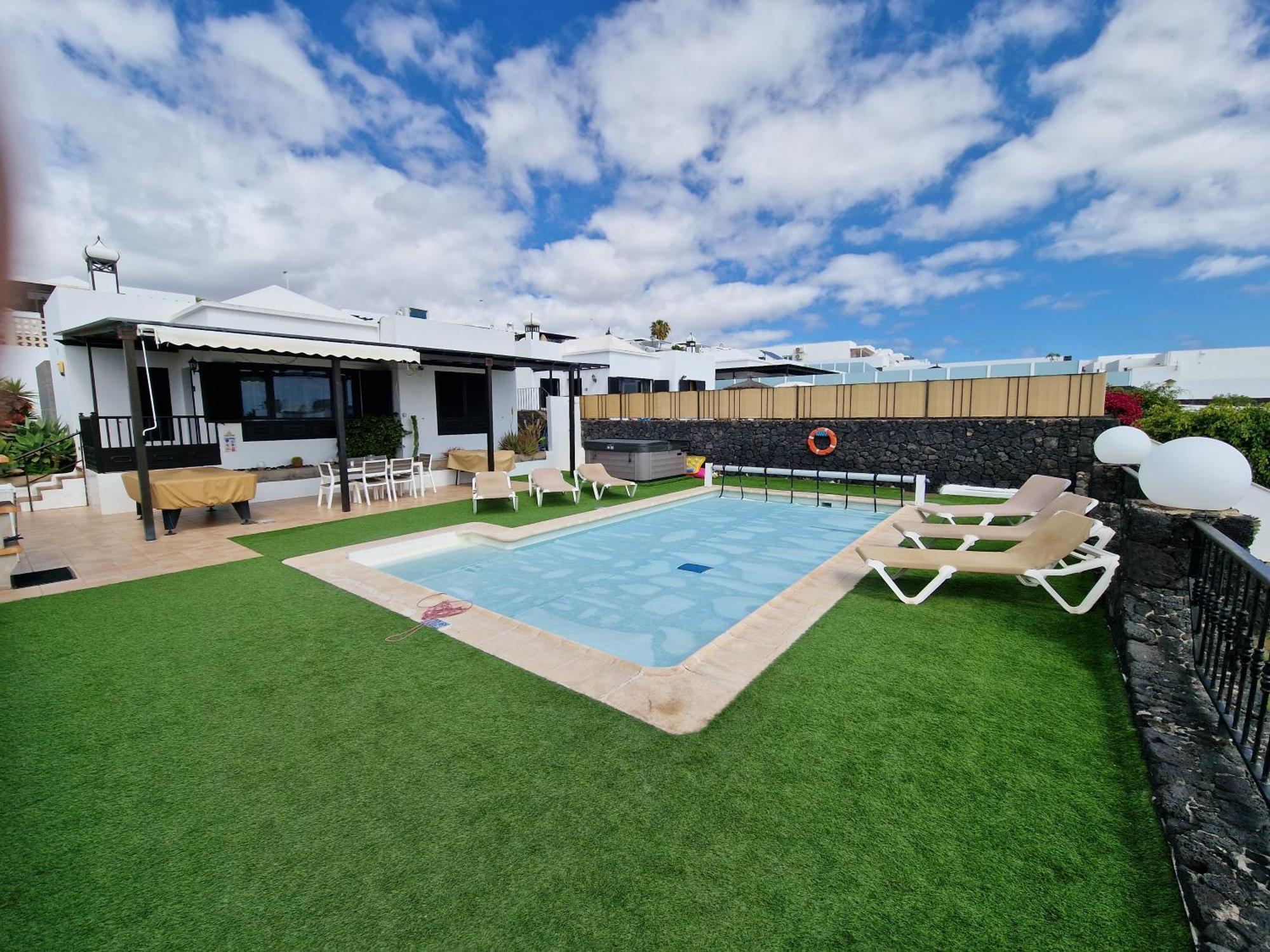 Villa Juanita, Puerto Del Carmen, Lanzarote Tias Luaran gambar